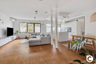 <p><span>Ruim loftappartement van 135 m² met magazijn/handelspand </span></p><p><span> </span></p><p><span>Centraal gelegen in een rustige straat in Mortsel op de grens met Edegem vindt u dit zeer interessant pand. Voor wie op zoek is naar een appartement met plaats voor een hobby, werkruimte, kantoor of handelsruimte is dit een zeer uitzonderlijke woning.</span></p><p><span>De locatie is ideaal. U bent onmiddellijk in de buurt van invalswegen, op wandelafstand van het centrum van Mortsel met winkels, eetgelegenheden en dergelijke en zeker niet te vergeten op wandelafstand van fort 5 waar het gezellig vertoeven is.</span></p><p><span>Dit ruime en veelzijdige loftappartement biedt een ideale combinatie van comfortabel wonen en extra werk-/opslagruimte.</span></p><p><span> </span></p><p><span>Gelijkvloers </span></p><p><span>Het magazijn kan u zowel via de grote automatische poort  als via de inkomhal bereiken en heeft een oppervlakte van 110 m² met gepolierde beton. Hier is dus een aparte bureauruimte voorzien en achteraan een kleine keuken.</span></p><p><span>Naast de trap bevindt zich de technische ruimte met wasplaats.  </span></p><p><span> </span></p><p><span>De multifunctionele ruimte biedt tal van mogelijkheden als kantoor, praktijkruimte, opslag, hobbyruimte of handelsruimte.</span></p><p><span> </span></p><p><span>Via de inkomhal  kan u onmiddellijk met de mooie houten trap naar het woongedeelte. </span></p><p><span> </span></p><p><span>1ste verdieping :</span></p><p><span>U  merkt hier onmiddellijk een oase aan licht en ruimte wat automatisch een loftgevoel oproept. Hier bevindt zich het aangename woongedeelte op massieve parketvloer en open keuken met eiland, ingericht met kwalitatieve toestellen (dubbele oven, vaatwasser, inductiefornuis, dampkap en spoelbak en een verzorgd composiet werkblad) en met oog voor detail zoals spots, TV surround systeem.</span></p><p><span>De ramen langs de voorzijde zorgen voor een aangenaam zicht op de straat.  </span></p><p><span> </span></p><p><span>Verder zijn er twee slaapkamers, waarvan de tweede slaapkamer beschikt over een praktische dressingruimte. Daarnaast is er een badkamer met dubbel lavabomeubel, inloopdouche en handdoekdroger,extra troef zijn de 2 automatische dakkoepels die zorgen voor extra licht en ventilatie.</span></p><p><span>Tevens is er een apart toilet met handenwasser.</span></p><p><span> </span></p><p><span>Achteraan beschikt de woning over een terras waar u heel de namiddag kan genieten van het zonnetje en waar u ook voldoende privacy heeft.</span></p><p><span>Aan  de voorzijde is er een praktische oprit.</span></p><p><span> </span></p><p><span>Deze woning werd grondig en kwalitatief gerenoveerd, met onder meer een vernieuwd en geïsoleerd dak, nieuwe ramen, vernieuwde elektriciteit, HR-ketel en vochtwerende injectie van de voorgevel. 24 zonnepanelen zorgen voor een bijkomende energiezuinige troef. De eigenaar zijn ook in het bezet van plannen voor een eventuele optopping indien u nood hebt aan meer ruimte. Plannen zijn  zeker te bekijken bij bezoek of op aanvraag.</span></p><p><span> </span></p><p><span>Met een Mobi-score van 8.9/10 zijn verschillende voorzieningen vlot bereikbaar.</span></p><p><span> </span></p><p><span>Troeven</span></p><p><span>- Ruim loftappartement</span></p><p><span>- Groot magazijn-/handelsruimte</span></p><p><span>- Airco in de volledige woning</span></p><p><span>- Injectie voorgevel tegen vocht</span></p><p><span>- zijmuur is ook volledig geïsoleerd volgens norm</span></p><p><span>- Vliegenramen/screens</span></p><p><span>- 12 Zonnepanelen (2020)</span></p><p><span>-nieuw en geïsoleerd dak</span></p><p><span>-dubbele beglazing met aluminium profielen</span></p><p><span>- hoogrendements condensatieketel</span></p><p><span> </span></p><p><span> </span></p>