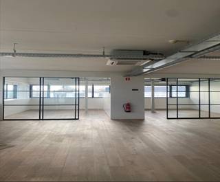 In de industriezone van Zwijndrecht worden lichtrijke kantoren te huur aangeboden op de 1ste en 2de verdieping, met uitzicht op de E14. Er zijn...