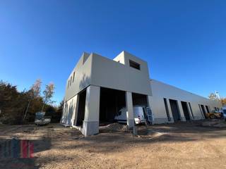 Gloednieuwe en duurzame KMO-unit van 205 m² en een kantoorruimte/ conciërgewoning van 180 m² te huur, strategisch gelegen vlakbij het...