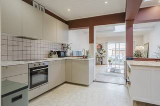 INDELING: Gelijkvloers: - lichtrijke leefruimte met aparte zithoek- volledig ingerichte open keuken- badkamer voorzien van lavabomeubel,...