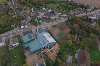 <p>Op een goed bereikbare locatie aan de Tervuursesteenweg 29 in Perk – aan de verbindingsweg tussen Tervuren en Mechelen- bevindt zich deze ruime garage/werkplaats met commerciële toonzaal. </p><p></p><p>Het pand maakt deel uit van een kleinschalig gebouw uit 1989 en biedt verschillende mogelijkheden voor investeerders en ondernemers.</p><p></p><p>De commerciële ruimte op het gelijkvloers omvat een ruime garage/werkplaats van circa 500 m² en een toonzaal van circa 165 m². Met een totale oppervlakte van ongeveer 665 m².</p><p></p><p>Het commerciële gelijkvloers is momenteel verhuurd tot oktober 2027. Dit zorgt voor een onmiddellijke jaarlijkse huuropbrengst en rendement.</p><p></p><p>Daarnaast bestaat de mogelijkheid om het volledige gebouw aan te kopen als opbrengsteigendom. Boven de handelsruimte bevinden zich twee gelijkaardige appartementen van elk circa 97 m², telkens met twee slaapkamers welke heden beide verhuurd zijn.</p><p></p><p><strong>Pluspunten:</strong></p><p>- Garage/werkplaats van circa 500 m²</p><p>- Commerciële toonzaal van circa 165 m²</p><p>- Totale handelsoppervlakte van circa 665 m²</p><p>- Verhuurd tot oktober 2027</p><p>- Mogelijkheid tot aankoop van het volledige opbrengstgebouw</p><p></p><p>Interesse in deze commerciële eigendom of het volledige opbrengstgebouw? Contacteer Malines Group voor meer informatie, de verkoopvoorwaarden of een bezoek ter plaatse.</p>
