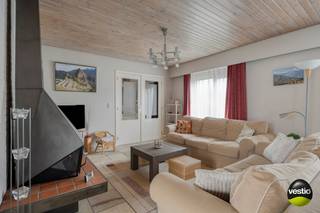 Deze verzorgde, residentieel gelegen gelijkvloerse woning bevindt zich aan de Populierenstraat 7 te Kuringen (Hasselt). De ligging is bijzonder gunstig: op slechts ca. 3,5 km van de E313, met scholen, openbaar vervoer en winkels binnen een straal van 1,5 tot 3 km. Bovendien bereikt u de Grote Markt van Hasselt in slechts 10 minuten fietsen.<br /><br />De woning, gebouwd in 1980, is gelegen op een perceel van 6a 78ca en werd doorheen de jaren goed onderhouden en deels gerenoveerd. Zo werd in 2012 een moderne open keuken geplaatst, uitgerust met kwalitatieve SIEMENS-toestellen (microgolfoven, heteluchtoven, keramische kookplaat, dampkap, vaatwasser en anderhalve spoelbak).<br /><br />Daarnaast beschikt de woning over:<br />- Zonnepanelen (6000 Wp) met groenestroomcertificaten (€230 x 6/jaar)<br />- Airconditioning (warmtepomp) in de leefruimte<br />- Geïsoleerde spouwmuren<br /><br />Indeling:<br />U betreedt de woning via de inkomhal met apart toilet. De lichtrijke leefruimte met natuurstenen vloer, houtkachel en airco sluit naadloos aan op de eetkamer en de open keuken. Verder zijn er een praktische wasplaats/berging en een inpandige garage (toegankelijk via de achterzijde).<br />Via de leefruimte en keuken heeft u directe toegang tot de tuin, die uitkijkt op een rustige, groene omgeving.<br /><br />Op het gelijkvloers bevinden zich tevens drie slaapkamers en een badkamer uitgerust met douche en wastafel.<br /><br />Extra bergruimte is voorzien dankzij een kruipkelder en een zolder van ca. 50 m² (betonnen vloerplaat).<br /><br />De woning wordt verwarmd op stookolie (ondergrondse mazouttank).<br /><br />Troeven:<br />+ Gelijkvloers wonen<br />+ 3 slaapkamers<br />+ Zonnepanelen (6000 Wp)<br />+ Inpandige garage + oprit<br />+ Zolder en kruipkelder<br />+ Vernieuwde keuken<br />+ Rustige, gunstige ligging<br /><br />Bent u op zoek naar een comfortabele en goed onderhouden woning in een aangename omgeving? Neem dan contact op via stephanie@vestio.com of bel naar 0474-73 64 84.