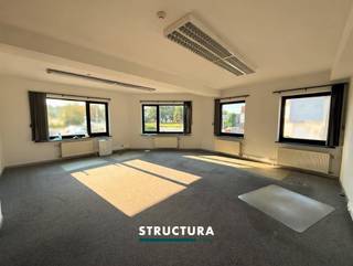Souhaitez-vous visiter ce bien immobilier ?Dans ce cas, veuillez nous contacter au 02/460.80.46 ou à l'adresse info@structura.be.Cet espace de bureaux bénéficie d'un emplacement stratégique au premier étage, à seulement 50 mètres du Ring. Grâce à son excellente accessibilité, il constitue le lieu idéal pour une petite entreprise, un indépendant ou une profession libérale.Le bureau offre une superficie d'environ 100 m² et dispose d'une entrée privative, d'un ascenseur, d'une cuisine entièrement équipée ainsi que de sanitaires séparés.Caractéristiques- Bureau d'environ 100 m²- Situé au premier étage- À seulement 50 mètres du Ring- Excellente accessibilité- Entrée privative- Ascenseur- Cuisine entièrement équipée- Jusqu'à 3 emplacements de parking disponibles- Idéal pour une petite entreprise, un indépendant ou une profession libérale