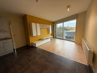 Modern appartement met terras in het centrum van Geel.<br /><br />Dit gezellige appartement bevindt zich op de eerste verdieping van een goed onderhouden gebouw in het centrum van Geel en is gemakkelijk bereikbaar.<br /><br />Via de inkomhal kom je in de lichtrijke woonkamer met open keuken. De keuken is uitgerust met een kookplaat, een oven en koelkast. Aansluitend aan de woonkamer bevindt zich een terras aan de achterzijde van het gebouw – de ideale plek om rustig te genieten van het buitenleven. Dit terras beschikt over een zonneluifel. <br /><br />Het appartement beschikt verder over een ruime slaapkamer en een comfortabele badkamer met een lavabo, een toilet en een douche.<br /><br />De garage bevindt zich achter het gebouw en is uitgerust met een sectionale poort met afstandsbediening. Hier is plaats voor 2 wagens.<br /><br />De maandelijkse gemeenschappelijke kosten bedragen €25.<br /><br />Beschikbaar vanaf 1/11/2026<br /><br />De troeven:<br /><br />- Gunstige EPC<br />- Mooi terras<br />- Garage is inbegrepen in de huurprijs<br />- Ruime slaapkamer<br />- Centrum Geel<br /><br />Heb je interesse? Stel je dan kandidaat via onze website op www.immovl.be en druk op de knop '<strong>IK WENS EEN BEZOEK!'</strong>