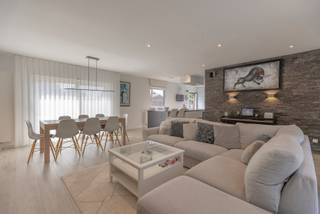 Villa-bungalow met leuk aangelegde tuin op terrein van 5a73ca.Rustig gelegen in de nabijheid van invalswegen.Deze vrijstaande bungalow werd recent...