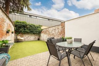 <p><span>Maison de ville avec garage et jardin ensoleillé à Den Dam</span></p><p><span> </span></p><p><span>Vous recherchez une maison prête à emménager dans un quartier qui ne cesse de gagner en attractivité ? Alors vous êtes au bon endroit dans la Maasstraat. Vous habiterez ici à Den Dam, à quelques pas du parc Spoor Noord et de la place Vetten Osplein, récemment réaménagée. Le quartier est en plein essor, avec de nouveaux parcs, des écoles et des infrastructures qui le rendront encore plus attrayant dans les années à venir. Un endroit où il fait déjà bon vivre aujourd’hui et dont l’avenir s’annonce prometteur. </span></p><p><span> </span></p><ul><li><span>3 chambres </span></li><li><span>2 salles de bains (possibilité d’en ajouter une troisième) </span></li><li><span>Jardin urbain ensoleillé offrant beaucoup d’intimité </span></li><li><span>Garage spacieux de 29 m² avec accès direct à la maison </span></li><li><span>Climatisation </span></li><li><span>PEP C </span></li></ul><p><span> </span></p><p><span>Dès l’entrée, le caractère de la maison saute aux yeux. La rampe d’escalier d’origine confère un charme supplémentaire au hall d’entrée. À l'arrière se trouve une pièce pouvant parfaitement servir de chambre, de bureau ou d'atelier. Les raccordements pour une salle de bains supplémentaire y sont déjà prévus. Le couloir, doté d'une verrière, donne accès au jardin ensoleillé, où vous pourrez profiter du grand air en toute tranquillité.</span></p><p><span> </span></p><p><span>Le garage de pas moins de 29 m² est sans aucun doute l’un des principaux atouts de cette maison. Il offre largement assez de place pour une voiture, des vélos, une moto ou même un triporteur. Grâce au portail automatique et à l’accès direct à la maison, vous entrez toujours confortablement, même avec vos courses ou par temps de pluie.</span></p><p><span> </span></p><p><span>À l’entresol se trouve une chambre avec une salle de bains attenante, équipée d’une douche et de toilettes.</span></p><p><span> </span></p><p><span>Le premier étage constitue le cœur de la maison. Vous y trouverez un espace de vie convivial avec une cuisine ouverte, équipée de tous les appareils nécessaires. Un endroit agréable pour cuisiner, partager un repas dans une ambiance chaleureuse ou recevoir des amis et de la famille.</span></p><p><span> </span></p><p><span>Le deuxième étage est entièrement aménagé en suite parentale. La chambre spacieuse donne sur une grande salle de bains baignée de lumière naturelle, dotée d’une baignoire et d’une douche séparée.</span></p><p><span> </span></p><p><span>De plus, la maison est équipée d’une climatisation pouvant aussi bien refroidir que chauffer. La chaudière a également été contrôlée récemment.</span></p><p><span> </span></p><p><span>Une maison pleine de caractère, prête à emménager, offrant un espace étonnamment vaste dans un quartier qui ne cesse de gagner en attractivité. </span></p><p><span> </span></p><p><span>Organisez votre visite via <span>www.sinjoor.be</span></span><span> ou appelez-nous au 03 283 05 00 pour plus d'informations.</span></p><p><span> </span></p>