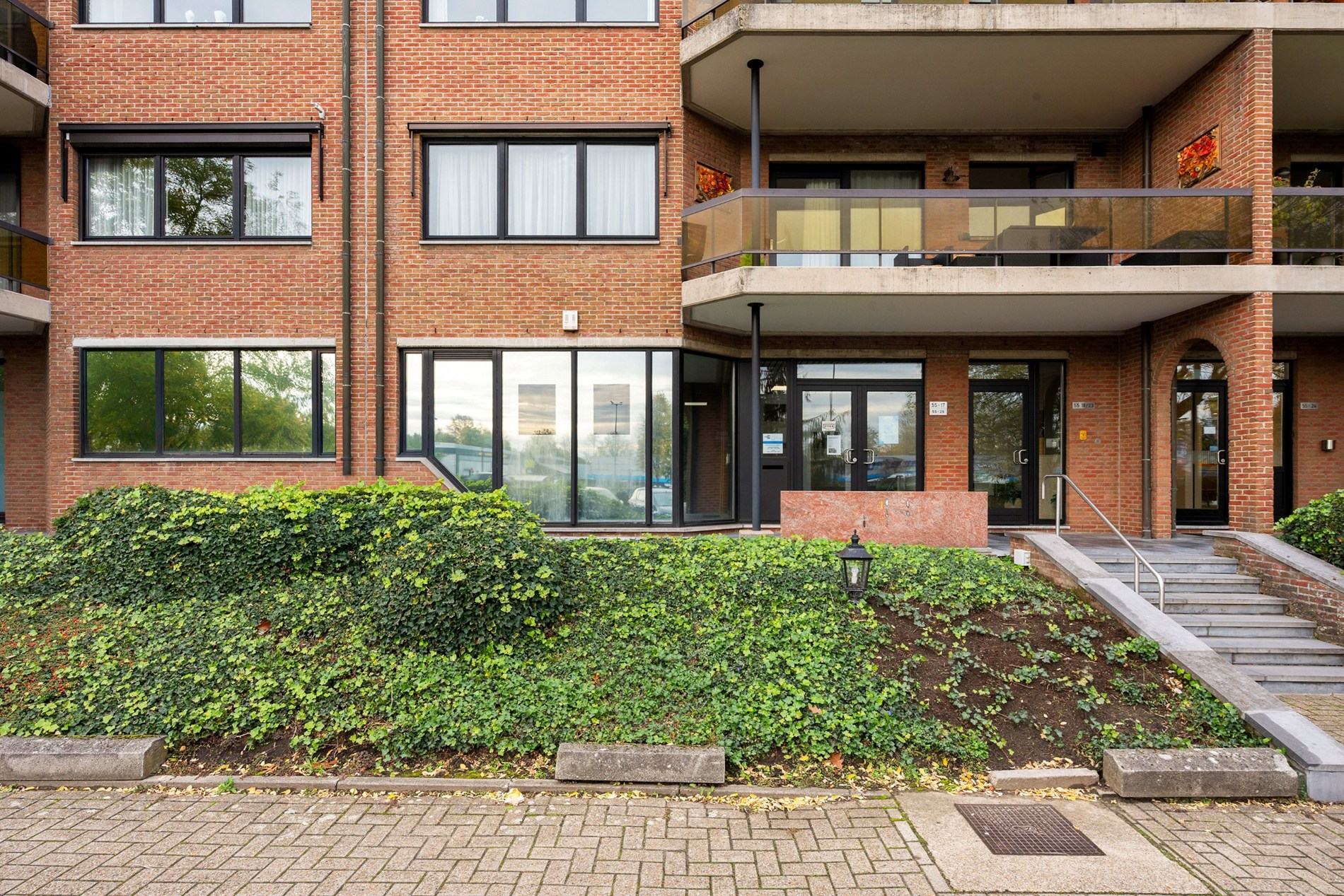 Handelspand ca. 500m² met 8 privé parkeerplaatsen, aan de Ring van Turnhout - foto 2