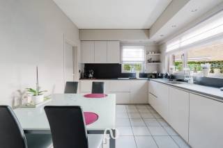 Ben jij op zoek naar een ruime woning waarbij je wonen en werken perfect kan combineren? Gevonden! Deze goed onderhouden eigendom in Gavere biedt ca. 244 m² bewoonbare oppervlakte op een ruim perceel van 899 m² en beschikt bovendien over een commerciële ruimte.<br /><br />De woning dateert uit 1986 en biedt dankzij de ruime oppervlakte heel wat mogelijkheden. Binnen vinden we een aangename leefruimte, een praktische indeling en drie ruime slaapkamers. De commerciële ruimte biedt dan weer de mogelijkheid om een zelfstandige activiteit uit te oefenen vanuit de woning, een kantoor of praktijkruimte in te richten of ze naar eigen wensen te benutten.<br /><br />Ook buiten is er voldoende ruimte. De ruime tuin biedt heel wat mogelijkheden om in alle rust te genieten, terwijl de garage, carport en extra parkeerplaats zorgen voor voldoende parkeergelegenheid.<br /><br />Dankzij de combinatie van een ruime woning, een commerciële ruimte, een perceel van 899 m² en de gunstige ligging in Gavere is dit een eigendom met heel wat mogelijkheden voor wie wonen en werken wil combineren.<br /><br />TROEVEN<br />Ruim perceel van 899 m²<br />Ca. 244 m² bewoonbare oppervlakte<br />3 ruime slaapkamers<br />Commerciële ruimte aanwezig<br />Garage, carport en extra parkeergelegenheid<br />Ruime tuin<br />Goed onderhouden woning<br />Mogelijkheid om wonen en werken te combineren<br /><br />Interesse? Contacteer Vastgoed Coorevits voor meer informatie of plan jouw bezoek.