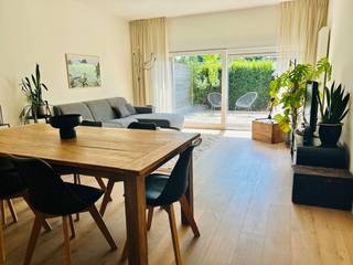 Dit instapklare gelijkvloersappartement is gelegen op een toplocatie in de rustige wijk Steenakker, vlakbij het centrum van Mortsel. Op wandel- en fietsafstand bevinden zich de natuurgebieden Fort 4 en Klein Zwitserland, evenals tram- en bushaltes, twee treinstations, belangrijke verbindingswegen, supermarkten, scholen, een fitnesscentrum, Sporthal Den Drab, een zwembad en verschillende speelpleintjes.<br /><br />Het gezellige appartement met een totale perceeloppervlakte van 254 m² beschikt over een ruime leefruimte met open, volledig geïnstalleerde keuken, een salon en twee volwaardige slaapkamers. De leefruimtes en slaapkamers zijn afgewerkt met een hoogwaardige parketvloer. De badkamer, het aparte toilet en de ruime berging zijn voorzien van onderhoudsvriendelijke vloertegels.<br /><br />Dankzij de uitstekende oriëntatie geniet u op elk moment van de dag van zon of schaduw: op het eigen terras aan de voortuin (zuidwestoriëntatie) of in de eigen achtertuin (noordoostoriëntatie). Via de achtertuin bereikt u de ruime garage met oprit. De garage is inbegrepen in de huurprijs.<br /><br />Troeven:<br /><br />• Beschikbaar vanaf 1 september 2026<br />• Volledig gerenoveerd in 2015-2016<br />• Voor- en achtertuin<br />• Ruime garage met eigen oprit<br />• Energiezuinig (EPC-label B)<br />• Individuele meters voor water, gas en elektriciteit<br />• Geen gemeenschappelijke kosten<br /><br />Huurprijs: € 1.400 per maand (garage inbegrepen).<br /><br />Bezoeken zijn mogelijk op afspraak. Voor meer informatie of een bezoek kunt u contact opnemen via e-mail: sofieavonts@hotmail.com.