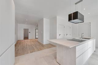 <p><span>Dit volledig vernieuwd gelijkvloers appartement bevindt zich op een absolute toplocatie in het stadscentrum, op wandelafstand van zowel het station als de Grote Markt. Alle winkels, gezellige horecazaken en voorzieningen liggen binnen handbereik, terwijl u toch kan genieten van een rustige woonomgeving. In 2025 werd het appartement tot in de kleinste details gerenoveerd, waarbij zowel de technische installaties als de afwerking volledig werden vernieuwd. Hierdoor geniet u van het comfort en de uitstraling van nieuwbouw, gecombineerd met de charme van een kleinschalige residentie.</span></p><p><span>Bij het binnenkomen valt meteen de lichtrijke leefruimte op, waar grote raampartijen zorgen voor een aangename lichtinval. De open keuken met centraal kookeiland vormt het hart van de woning en is uitgerust met kwalitatieve toestellen zoals een inductiekookplaat, spoelbak, dampkap, vaatwasser, oven en microgolfoven. Het geheel straalt moderniteit en functionaliteit uit, ideaal voor wie graag kookt en gasten ontvangt.</span></p><p><span>Het appartement beschikt verder over een apart toilet, een praktische berging, twee volwaardige slaapkamers en een stijlvolle badkamer met inloopdouche en dubbele wastafel. Achteraan bevindt zich een gezellig terras van ongeveer 7 m², waar u in alle privacy kan genieten van een ochtendkoffie of een ontspannen avond.</span></p><p><span>De combinatie van de centrale ligging, de hoogwaardige renovatie en het beperkte aantal wooneenheden in het gebouw maakt dit een uniek aanbod op de markt. Alles is werkelijk nieuw, waardoor u zonder bijkomende werken kan verhuizen. Bovendien is er de mogelijkheid om een inpandige staanplaats aan te kopen voor 25.000 euro, wat in het centrum een absolute troef is. Dit appartement is de perfecte keuze voor wie op zoek is naar een instapklare woonst met karakter en hedendaags comfort op een uitzonderlijke locatie.</span></p><p><span> </span></p><p><span>Voor meer informatie of een bezoek, contacteert u Timothy van Immo Zone op het nummer 0474/ 41. 28. 40.</span></p>