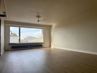 <p>Dit appartement in Schoten is gelegen op de 3de verdieping in een kleiner gebouw mét lift en een gemeenschappelijke tuin. Met een lichtrijke en ruime woonkamer, een volledig geïnstalleerde keuken, een apart gastentoilet, twee slaapkamers, een aparte wasplaats/berging én een kelderberging. De maandelijkse kosten zijn 150€ en zijn inclusief verwarming. EPC label B - 169kWh/m2. Een bezoek is enkel online aan te vragen.</p>