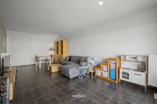 In de rustige, doodlopende wijk Bunderhof in Haasdonk bevindt zich dit recent appartement (2018) met 2 slaapkamers, tuin, carport en staanplaats...