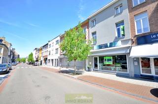 In het bruisende stadscentrum van Ronse treffen we deze veelzijdige eigendom, momenteel een ideale combinatie van wonen en werken onder één dak! De huidige commerciële bestemming biedt verschillende mogelijkheden, maar kan ook gewijzigd worden naar <strong>volledige woonbestemming</strong>, ideaal voor wie op zoek is naar een ruim en karaktervol woonhuis in het centrum.<br /><br />Gelegen in de Stationsstraat, de centrale winkelstraat van Ronse, geniet dit pand van een uitstekende visibiliteit en veel passage. Bovendien op wandelafstand van de Grote Markt, en tal van winkels, horeca, openbaar vervoer en andere faciliteiten.<br /><br />Het pand is ingedeeld als volgt:
<ul>
	<li>Kelder (66 m²) : praktische bergruimte</li>
	<li>Gelijkvloers: etalage met winkelgedeelte en toog, 3 pashokjes, berging, apart toilet en keuken</li>
	<li>1e verdieping: extra winkelruimte of bureauruimte, perfect voor uitbreiding of stock + hal en badkamer uitgerust met toilet, wastafel, droogrek en douche.</li>
	<li>2e verdieping: hal en <strong>2 slaapkamers </strong>(12 en 25 m²)</li>
	<li>Dakverdieping: <strong>Master bedroom,</strong> die recent <strong>volledig gerenoveerd</strong> werd (29 m²) </li>
</ul>
Meer info? Contacteer Kyamo De Smet: 0479 06 13 71