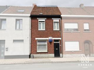 Bij het betreden van de woning bevindt zich aan de linkerkant een multifunctionele ruimte op het gelijkvloers, ideaal als extra slaapkamer of...
