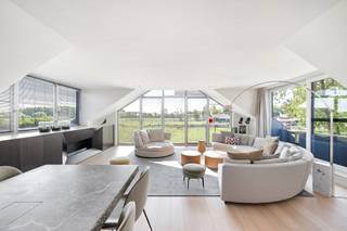 Loft unique près de la pittoresque Oosthoekplein dans le Zoute<br /><br />Ce loft exceptionnel bénéficie d'un emplacement de choix dans le Zoute, à proximité de la charmante Oosthoekplein et à quelques pas de la mer, du Zwin et du Royal Zoute Tennis Club. Une combinaison rare d'espace, de lumière, d'intimité et de vues à couper le souffle sur les polders environnants.<br /><br />Au rez-de-chaussée se trouve un hall d'entrée avec accès à un double garage box, deux places de parking extérieures, une buanderie pratique et une grande terrasse ensoleillée où il fait bon se détendre.<br /><br />Le premier étage comprend un vestiaire et un WC pour les invités. Le salon spacieux et lumineux avec cheminée au bioéthanol offre une vue panoramique sur les polders. La salle à manger et la cuisine ouverte, entièrement équipée, sont adjacentes et finies avec des matériaux de haute qualité.<br /><br />Le loft dispose de trois chambres à coucher de taille normale, chacune avec sa propre salle de bains avec baignoire et/ou douche, garantissant un maximum de confort et d'intimité.<br /><br />Grâce à ses finitions de qualité, ses vues uniques et son excellente situation au cœur de la Zoute, cette propriété est une opportunité exceptionnelle pour ceux qui recherchent une maison luxueuse et prête à l'emploi au bord de la mer.