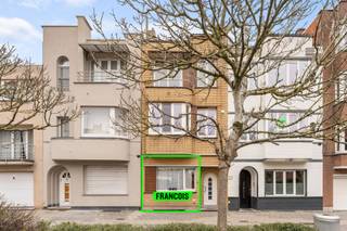 In de Plakkersstraat 67 te Oostende bevindt zich dit verzorgde gelijkvloerse appartement, ideaal als vaste woonst, tweede verblijf of investering.<br /><br />De ruime en lichtrijke woonkamer sluit mooi aan op de keuken, wat zorgt voor een aangenaam en open leefgevoel.<br /><br />De slaapkamer heeft een rechtstreekse aansluiting op de badkamer, wat extra comfort biedt.<br /><br />Geniet van een privatief terras, perfect om te ontspannen in alle rust. Het appartement is uitgerust met centrale verwarming op gas met een recente ketel, wat zorgt voor een efficiënte en betrouwbare verwarming. De PVC-ramen verkeren in goede staat en dragen bij aan een goede isolatie.<br /><br />Dankzij de centrale ligging bevinden winkels, openbaar vervoer en het stadscentrum zich op wandelafstand.<br /><br />Een interessante opportuniteit voor wie comfortabel en centraal wil wonen! <br /><br />