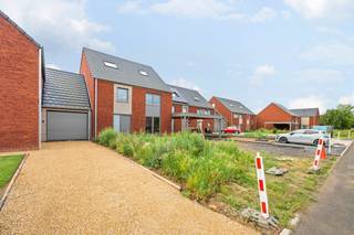 In Lens, naast Chièvres: <br />Energiezuinige woning nummer 2 (LOT 2) in traditionele bouw met carport, terras en tuin<br />Beschrijving:<br />Op gelijkvloers: Een hal, living, eetplaats, keuken, wc, wasruimte.<br />Eerste verdieping: een nachthal, 3 slaapkamers, badkamer, douchekamer, wc in de badkamer<br />De achtergevel van deze woning is optimaal georiënteerd (zuidgericht). <br />De woning wordt sleutel-op-de-deur opgeleverd. <br />Het terras is aanwezig en de aansluiting op de riolering is inbegrepen. <br />De woning wordt opgeleverd met steenslag voor gemakkelijke toegang. <br />De geadverteerde prijzen zijn exclusief btw op de bouw en exclusief registratierechten en kosten op de grond. De bewoonbare oppervlakte is bruto (inclusief muren). <br />Vraag nog vandaag uw bezoek ter plaatse op afspraak en een eventuele schatting van uw huidige eigendom.
