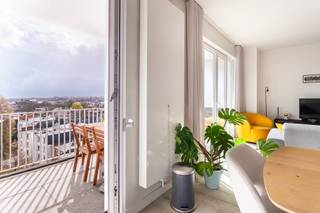 <p>Dit fantastische appartement bevindt zich op de Prins Albertlei, beter gekend als De Merodewijk: letterlijk op de grens Antwerpen-Berchem waar het heerlijk wonen is, op 2 stappen van Brouwerij De Koninck waar tal van topzaken gevestigd zijn zoals The Bakery, Van Tricht, The Butcherstore, maar ook supermarkten ; Delhaize, Lidl, Albert Heijn vind je er op wandelafstand! Het appartement treffen we aan op de bovenste verdieping , geen bovenburen dus en het dak werd pas gerenoveerd! EPC B is het resultaat. Het volledige appartement onderging overigens een totale make-over: alle ramen, vloeren, badkamer en keuken en elekriciteit zijn vernieuwd. Dé troef is ongetwijfeld het zonneterras welke over de volledige breedte van de living loopt. Zon van 'smorgens! Heerlijk zicht over de wijde omgeving van het eilandje tot Centraal Station, Berchem, Deurne etc.... zover de horizon reikt! Ook de slaapkamers genieten van een mooi uitzicht en kijken richting Antwerpen Zuid en omgeving. Elek conform, Asbestvrij. Kelderberging inbegrepen in prijs.</p>