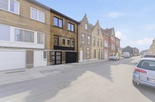 Deze instapklare woning, volledig gerenoveerd in 2025, is ideaal gelegen midden in het centrum van Veurne met zicht op de vaart. Indeling: Bij het...