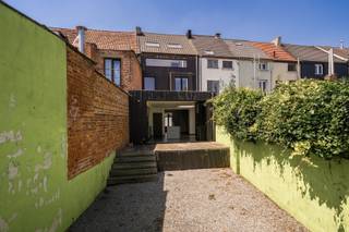 <p><strong>Charmant gerenoveerde woning binnen de ring van Leuven – Kapucijnenvoer</strong></p>
<p>Op een toplocatie bevindt zich deze prachtig gerenoveerde en uitstekend onderhouden stadswoning met een gezellige, volledig ommuurde tuin en terras. Een unieke combinatie van karakter, ruimte en hedendaags wooncomfort op wandelafstand van het bruisende stadscentrum.</p>
<p>Bij het binnenkomen wordt u verwelkomd in een inkomhal die toegang geeft tot de lichtrijke leefruimte met gezellige zithoek en eetplaats. De moderne, stijlvolle keuken vormt het hart van de woning en sluit naadloos aan op de leefruimte. Achteraan zorgt een indrukwekkend groot harmonicaraam voor een overvloed aan natuurlijk licht en creëert het een prachtige verbinding tussen binnen en buiten. Op mooie dagen kan de volledige achtergevel geopend worden, waardoor terras en tuin een verlengstuk van de leefruimte worden.</p>
<p>Via de open trap bereikt u de eerste verdieping waar zich een ruime slaapkamer bevindt, samen met een volledig ingerichte badkamer voorzien van een douche, een wandmeubel en een comfortabel ligbad. Afzonderlijk toilet.</p>
<p>De tweede verdieping biedt nog twee bijkomende slaapkamers, ideaal als kinderkamers, bureau of hobbyruimte.</p>
<p><strong>Troeven van deze woning:</strong><br />• Topligging binnen de Leuvense ring<br />• Volledig gerenoveerde en instapklare woning<br />• Gezellige volledig ommuurde tuin en terras<br />• Moderne keuken met indrukwekkend plooiraam<br />• 3 slaapkamers<br />• Mooie en volledig ingerichte badkamer met douche en ligbad<br />• Zeer goed onderhouden woning<br />• Op wandelafstand van winkels, horeca, openbaar vervoer en het historische centrum van Leuven</p>
<p>Een ideale woning voor wie op zoek is naar comfortabel wonen op een absolute toplocatie in Leuven.<br />Neem contact voor een bezoek via admin@immodrome.be of 016 23 47 23</p>