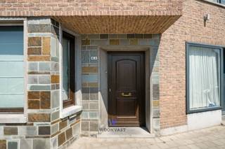 In een rustige woonwijk op wandelafstand van het centrum van Zele bevindt zich deze verzorgde gesloten bebouwing met een bewoonbare oppervlakte van 149 m² op een perceel van 219 m².<br /><br />De woning beschikt over een lichtrijke open leefruimte die aansluit op de keuken, een badkamer op het gelijkvloers en drie volwaardige slaapkamers op de eerste verdieping. Daarnaast is de zolder reeds afgewerkt als polyvalente ruimte en kan deze, mits het plaatsen van een vaste trap, perfect dienst doen als extra slaapkamer, bureau of hobbyruimte.<br /><br />Een extra troef is de handige zijingang die rechtstreeks toegang geeft tot de tuin.<br /><br />De woning werd gerenoveerd in 2009 en behaalt een gunstig EPC-label C.<br /><br />Troeven:<br />- 3 slaapkamers<br />- Afgewerkte zolder (polyvalente ruimte)<br />- Zijingang naar de tuin<br />- Gerenoveerd in 2009<br />- EPC C<br /><br />Maak deze topper jouw nieuwe thuis en contacteer Senne via 0499 47 10 68 of senne@woonvast.be!