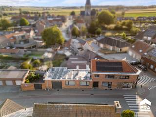 Ruime woonst met handelsruimte, atelier en garage in het centrum van HollebekeIn het hart van Hollebeke treft u dit veelzijdig eigendom aan met...