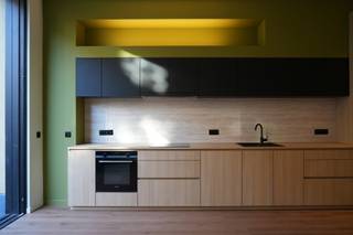 <p>Mooi en rustig wonen op een fijne locatie? <span>In de Vlagstraat kan dat met dit volledig gerenoveerde éénslaapkamerappartement!</span></p>
<p>Bij het betreden kom je terecht in een open eet- en leefruimte met een volledig geïnstalleerde keuken. Dankzij de ligging op het gelijkvloers geniet je niet alleen van trappenloos comfort, maar ook van een groene stadstuin. De schuifdeuren laten toe om deze volledig open te zetten, ideaal met de lente in aantocht.<br /><br />Aan de andere kant van het appartement bevindt zich de slaapkamer met een authentiek glas-in-looddetail boven de deur en elektrische lamellen. Daarnaast is de badkamer uitgerust met een toilet, lavabomeubel en douche. Dankzij een grondige energetische renovatie is het appartement voorzien van een warmtepomp en ventilatiesysteem D.<br /><br />- Huurprijs: 950 EUR<br />- Gem. kosten: 50 EUR (inclusief provisie voor water)<br />- Huurwaarborg = 3 maanden huur<br />- Huurovereenkomst startende 1 jaar (mogelijkheid tot verlening 3-6-9)<br />- Kosten elektriciteit zijn apart<br />- Onmiddellijk beschikbaar</p>
<p>Graag dit appartement verder ontdekken? U kunt een bezoek inplannen via volgende link https://jamar.immo/te-huur/vlagstraat-47-bus-001-2060-antwerpen/<br />Nog vragen? Contacteer gerust roxanne@jamar.immo</p>
<p>Extra's:<br />- Rustige locatie<br />- Gezellige tuin<br />- EPC = B</p>