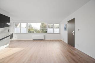 Op slechts 500 meter van het centrum van De Haan bevindt zich dit recent gerenoveerde appartement/ rijwoning in de rustige Sparrenboslaan.<br /><br />Dankzij de grote raampartijen geniet het appartement/ de woning van een aangename natuurlijke lichtinval. Bovendien biedt de ligging op een privatief terrein extra privacy, waardoor u geen inkijk heeft vanaf de straat.<br /><br />De gelijkvloerse verdieping omvat een ruime en lichtrijke leefruimte met open keuken, ideaal voor wie houdt van een open en gezellige woonomgeving. Ook de vernieuwde badkamer bevindt zich op deze verdieping.<br /><br />Op de eerste verdieping vindt u twee slaapkamers.<br /><br />Gezien dit een privatief terrein is heeft u ook nog een privatieve staanplaats die is inbegrepen in de vraagprijs. <br /><br />Een extra troef zijn de privatieve zonnepanelen, die recent werden geïnstalleerd.<br /><br />GEEN SYNDICUSKOSTEN! <br /><br />Bent u op zoek naar een instapklaar appartement/ woning, als vaste verblijfplaats of als tweede verblijf aan de kust? Neem dan gerust contact op met Victor via victor@immofrancois.be of telefonisch op +32 470 64 60 28 voor meer informatie of een bezoek ter plaatse.<br /><br />