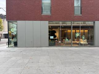 Winkelpand in hartje Mol. Unieke locatie in 'The Landmark', een nieuwbouwproject gelegen aan het Rondplein. Deze buurt is in volle opwaardering en the place to be voor de zelfstandige!<br /><br />Het pand geniet van een optimale visibiliteit en heeft maar liefst langs 3 zijdes etalageruimte.<br /><br />Er zijn 2 staanplaatsen in ondergrondse garage beschikbaar aan 75 euro/maand/plaats.<br /><br />De huurprijs bedraagt 2200 euro per maand. Gemeenschappelijke kosten bedragen 85 euro.<br /><br />Bijzonderheden: <br />- A-label<br />- Airco's