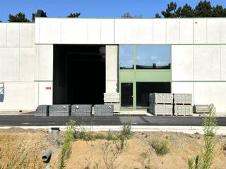 <p><span><strong>VRIJ VANAF 15 SEPTEMBER | NIEUWE KMO UNIT TE HUUR IN TIELT</strong></span></p><p><span>Bent u op zoek naar een kwalitatieve opslagruimte om actief in te werken op een uitstekende locatie? Deze nieuwe opslagruimte van maar liefst 329 m² in Tielt is beschikbaar vanaf 1 september. </span><br /><span>Dankzij de strategische ligging bereikt u vlot omliggende gemeenten zoals Tielt, Roeselare en Waregem.</span></p><p><span>De opslagruimte (met brandklasse C) is toegankelijk via een automatische sectionale poort van 4 meter breed en 4,8 meter hoog. De unit is uitgerust met een lichtdoorlatende koepel, gepolierde gewapende betonvloer en een geïsoleerd dak.</span><br /><span>Ook is er een regenwaterput van 5.000 liter voorzien en is het dak voorzien van zonnepanelen met een draagvermogen van ± 3,5 kWp.</span></p><p><span>Verder beschikt de unit over drijfkracht, elektriciteit en verlichting, waardoor ze meteen gebruiksklaar is. Er wordt tevens nog een afzonderlijk toilet voorzien.</span><br /><span>Tot slot zijn er drie private parkeerplaatsen inbegrepen.</span></p><p><span>Alle vermelde prijzen zijn exclusief 21% btw. </span><br /><span>Gemeenschappelijke kosten van € 50/maand.</span></p><p><span>Interesse? Neem gerust contact met ons op voor meer informatie of een bezoek ter plaatse.</span></p>