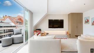 This tastefully renovated duplex apartment enjoys a prime location: quietly situated yet within walking distance of both the seafront promenade...