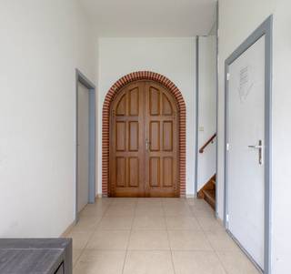 Gelegen op een gunstige locatie in Denderhoutem nabij de dorpskern met een goede bereikbaarheid <span>op wandelafstand van de nodige nutsvoorzieningen, winkels en horecagelegenheden in de buurt.</span><br /><br /><span>-1 verdieping:</span> appartement met terras. Indeling: <span>woonkamer met terras</span>, <span>ingerichte </span>keuken, slaapkamer, badkamer en toilet. (77m²)<br /><span><span>Gelijkvloers:<br /></span>- duplex appartement met 2 slaapkamers. Indeling: hal, toilet, ruime woonkamer met groot overdekt terras, ingerichte keuken, nachthal, 2 slaapkamers en badkamer. (100m²)<br />- vernieuwd appartement met 1 slaapkamer. Indeling: ruime woonkamer, ingerichte keuken, badkamer, slaapkamer. (63m²)<br /><span>1e verdieping:</span> ruim appartement. Indeling: ruime woonkamer met terras, ingerichte keuken, badkamer, toilet en 2 slaapkamers. (110 m²)<br /><span>2e verdieping:</span> appartement met 4 slaapkamers. Indeling: grote living met open keuken, terras, nachthal, badkamer en 4 slaapkamers. (114 m²)<br /><br /></span>Er is een grote loods (155m²) aanwezig die momenteel dienst doet als overdekte parkeerplaatsen.<br /><br /><span>Alle appartementen zijn momenteel verhuurd. Dit gebouw is ideaal als investering met een goed rendement.<br />Er is geen lift aanwezig waardoor de onkosten minimaal zijn.</span>