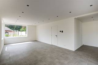 <p>Deze volledig gerenoveerde, energiezuinige woning is gelegen nabij ij het centrum van Nijlen. Op wandelafstand van winkels, scholen en openbaar vervoer. Op de gelijkvloerse verdieping bevinden zich een inkomhal met apart toilet, een ruime leefruimte en keuken, en aansluitend een berging/wasplaarts. Op de eerste verdieping zijn 2 ruime slaapkamers en een badkamer die voorzien is van toilet, douche en dubbele wastafel. De ruime overloop biedt nog de mogelijheid om eventueel een bureau te plaatsen. Op de tweede verdieping zijn nog 2 volledig afgewerkte slaapkamers. Verder beschikt deze woning over een kelder, een garage, een terras en een ruime tuin. Maak snel uw afspraak! </p>