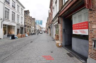 Unieke, authentieke winkelruimte in het hart van Brugge, gelegen in een drukbezochte winkelstraat. De winkel biedt een mooie oppervlakte met veel opslagplaats, wat het ideaal maakt voor diverse bedrijfsactiviteiten. Bovendien beschikt de ruimte over een praktische uitgang aan de achterkant, perfect voor leveringen of een extra toegang voor klanten. De locatie is vlot bereikbaar en biedt volop mogelijkheden om uw onderneming te laten groeien.<br />In de bovengelegen woonst, die thans een grondige renovatie ondergaat, treft u een nieuwe keuken, leefruimte, 3 slaapkamers en een badkamer met ligbad.<br />Een mooie opportuniteit voor wie wonen en werken wil combineren.<br />Geen nachtwinkel of horeca!<br />Aarzel niet contact met ons te nemen op het nummer 050/33.39.76 voor meer informatie of een vrijblijvend bezoek ter plaatse.