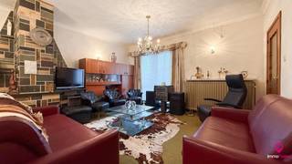 <p>Bij ImmoFusion 7/7 “open huis” : klik op onze 3D-TOUR.</p>
<p>Welkom in deze charmante bungalow op een royaal perceel van 42 are, gelegen op een gunstige en vlot bereikbare locatie in Alken. Deze woning biedt een uitstekende basis voor wie op zoek is naar een renovatieproject met tal van mogelijkheden en een uitzonderlijk ruim buitenaanbod.</p>
<p>Bij het binnenkomen kom je terecht in een praktische inkomhal, waarna je doorloopt naar de ruime living van 8 m op 4 m. Dankzij de grote oppervlakte en de vele indelingsopties kan deze leefruimte worden omgetoverd tot een warm en eigentijds woonhart. De keukenruimte is nog niet geïnstalleerd, wat je de volledige vrijheid geeft om jouw droomkeuken te realiseren. Ook de badkamer dient vernieuwd te worden, ideaal voor wie graag een moderne wellnessruimte creëert.</p>
<p>De bungalow beschikt over 1 toilet, een inpandige garage én een garagebox/carport voor extra parkeer- of opbergmogelijkheden.</p>
<p>Achteraan de woning vind je één van de grootste troeven: een grote werkplaats/hangar, perfect voor de hobbyklusser, zelfstandige of wie simpelweg extra opslagruimte zoekt.</p>
<p>De buitenkant van de woning is minstens even aantrekkelijk: een ruime tuin met achterliggende, volledig omheinde weide. Dit maakt de eigendom bijzonder interessant voor paardenliefhebbers of voor wie droomt van een groene, rustige omgeving met veel privacy.</p>
<p>De bungalow is uitgerust met centrale verwarming op stookolie en beschikt over een plat dak.</p>
<p>Pluspunten op een rij:</p>
<ul>
<li>Vrijstaande bungalow op toplocatie in Alken</li>
<li>Perceel van maar liefst 42 are</li>
<li>Achterliggende, volledig omheinde weide – ideaal voor paarden</li>
<li>Grote werkplaats/hangar achteraan de woning</li>
<li>Ruime living van 8m x 4m</li>
<li>Inpandige garage + garagebox</li>
<li>Tal van mogelijkheden om volledig naar eigen smaak te renoveren</li>
</ul>
<p>Ben jij op zoek naar een woning met ruimte, potentieel en een uitzonderlijke buitenomgeving? Dan is deze bungalow op Steenweg 358 in Alken absoluut het ontdekken waard.</p>
<p><span>Een bezichtiging ter plaatse of meer info, bel ons op 078/78.78.70, of kom gewoon binnen op ons kantoor, steeds welkom!</span></p>