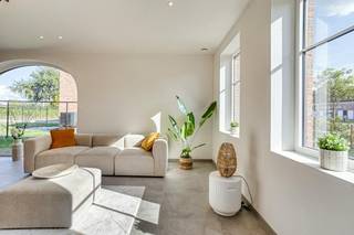 NIEUWBOUWWEEKEND 24 & 25/10/2026. Maak nu jouw afspraak en ontdek de laatste woning te koop tijdens het nieuwbouwweekend. Laat je verrassen door deze ruime, lichtrijke woning! Tot dan?<br />Koop nu en krijg 3.500 euro handelswaarde op buitenaanleg of gordijnen of schilderwerken!<br /><br />Stijlvol nieuwbouwhuis te koop in Elverdinge met drie slaapkamers, ruime dubbele garage en tuin. Deze halfopen woning is uitermate geschikt voor wie op zoek is naar een centraal gelegen woning tussen Ieper, Poperinge en Vleteren. Dit huis wordt afgewerkt verkocht en komt in aanmerking voor 6% BTW (ook investeerders)! Verder is dit huis erg energiezuinig gebouwd en wordt er gewerkt met warmtepomp, regenwater, superisolerend glas,... <br /><br />INDELING <br />Gelijkvloers: Inkomhal met apart toilet - ruime woonkamer met mooie raampartijen, zithoek en eetplaats - open volledig geïnstalleerde keuken met eiland - ruime aangrenzende berging bij de keuken met aansluitingen voor wasmachine - achtertuin met toegang naar de dubbele garage, voorzien van automatische poort.<br /><br />Eerste verdiep: Nachthal - drie slaapkamers - badkamer met dubbel lavabomeubel en inloopdouche - berging - apart toilet.<br /><br />Verder heeft deze woning nog een ruime zolder, toegankelijk via zolderluik.<br /><br />ALGEMEEN<br />- Perceel 429m²<br />- Energiezuinig (max E-peil 30)<br />- Superisolerende beglazing<br />- Regenput 10.000L<br />- Ventillatie type D<br />- Verwarming met warmtepomp<br />- In aanmerking voor 6% BTW<br />- Dubbele garage, zeer ruim!<br /><br />Bestuursmaatregelen in het maatregelenregister: nee