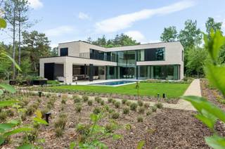 Deze exclusieve villa werd gebouwd door villabouw Sels op een discrete en residentiële ligging te Oud-Turnhout.Zowel op technisch als esthetisch vlak...