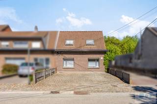 Op een uiterste rustige locatie Berlaar-Heikant, bevindt zich deze charmante HOB met garage en gezellige tuin op 495 m².De woning is gelegen in een...