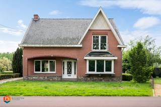 Op een goede locatie te Bonheiden bevindt zich deze open bebouwing met 4 slaapkamers en ruime garage op een schitterend perceel van 2888 m². U geniet hier van een uitstekende bereikbaarheid nabij enkele belangrijke invalswegen en bevindt zich tegelijk vlakbij het centrum van Peulis met winkels, eet-en drankgelegenheden, scholen en het openbaar vervoer op wandel- en fietsafstand.<br /><br />We betreden de woning via de inkomhal. De open leefruimte geniet van een mooie lichtinval door de vele raampartijen. U kunt deze inrichten met een aparte eetplaats en een gezellige zithoek. Vanuit de leefruimte betreden we de keuken die uitgerust is met de voornaamste toestellen. Aansluitend bevindt zich de badkamer, voorzien van douche, toilet en dubbel lavabomeubel. Het gelijkvloers beschikt verder nog over een apart toilet aan de achterzijde, een ruime inpandige garage, een grote wasplaats/berging en een eerste slaapkamer, die u tevens kunt inrichten als bureauruimte. Vanuit de aangebouwde veranda heeft u een leuk zicht op de goed georiënteerde tuin, waar u in alle rust en privacy kan genieten van het goede weer. De nachthal op de eerste verdieping geeft ons toegang tot 3 ruime slaapkamers en een stockageberging. Tenslotte is deze woning deels onderkelderd.<br /><br />Dit is een uitstekende opportuniteit als u op zoek bent naar een vrijstaande woning met 4 slaapkamers en ruime tuin op een mooi perceel van 2888 m² in Bonheiden. Contacteer ons voor meer informatie op het nummer 0497 14 67 97 of via info@boonstravastgoed.be <br /><br />Bijzonderheden: <br />- 4 slaapkamers<br />- Perceel 2888 m²<br />- Inpandige garage 