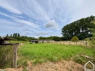 Deze te renoveren woning in Ieper biedt met zijn 5SLPSK, loods, garage en grote tuin een grote opportuniteit om hier iets tofs van te maken!<br /><br />ONTDEK DE VASTGOEDVIDEO; https://youtube.com/embed/j_H49Jvg1Wc<br /><br />Indeling;<br /><br />GLV;<br /><br />Inkom (7,4m²), bureauruimte (14,7m²), leefruimte (30,5m²), keuken (10,2m²), wasberging (17m²), polyvalente ruimte (22m²), terras, tuin , oprijlaan, garage (24m²), loods (103m²)<br /><br />Verdieping 1;<br /><br />Nachthal (8,5m²), 5 slaapkamers (20m² - 15,5m² - 14,5m² - 40m² - 10,4m²)<br /><br />Verdieping 2;<br /><br />Zolder<br /><br />Verdieping -1;<br /><br />Kelder <br /><br />Extra; Gas aanwezig, regenwater, rustige ligging,...<br />