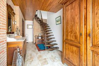 Deze op te frissen woning is gelegen in een rustige straat op een boogscheut van het centrum van Kapellen. Openbaar vervoer, scholen en...