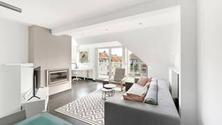 Dit verzorgd duplex appartement met 125 m² vloeroppervlakte biedt uitzonderlijk veel ruimte en veel lichtinval. De aangename zonneterrassen aan beide zijden van het appartement zijn een grote troef. De residentie met bouwjaar 2001 is centraal gelegen in de Paul Parmentierlaan te Knokke, in de directe nabijheid van de bruisende Lippenslaan, Duinenwater en het station. Het strand ligt op 10 minuten wandelen. Energielabel A en asbestveilig. <br /><br />De indeling is doordacht en praktisch met op de vierde verdieping een aparte inkomhal met traphal en gastentoilet, een lichtrijke woonkamer die uitgeeft op een eerste terras aan de straatzijde, een volledig ingerichte keuken met eetplaats met eveneens directe toegang tot het tweede terras, waar u ’s namiddags kunt genieten van de zon. Op dit niveau verder ook nog een ingerichte douchekamer. Op de bovenverdieping bevinden zich twee slaapkamers en een grote badkamer met ligbad, douche en een tweede toilet. <br /><br />Troeven van dit appartement zijn ongetwijfeld de bewoonbare oppervlakte van 125 m² en de prachtige zonneterrassen. Mits wat opfrissing en modernisatie een schitterend appartement op een uitstekende locatie. <br /><br />Vrijblijvend te bezoeken na afspraak op tel 050.89.27.70.