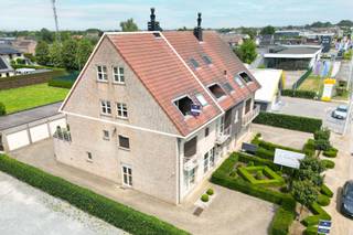 Dit uitzonderlijk ruime duplexappartement van maar liefst 120 m² combineert comfort, licht en ruimte met een uitstekende ligging. Dankzij de...