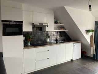 Ontdek dit charmante appartement met één slaapkamer, gelegen op Torenstraat 25 in Zandhoven. Dit instapklare pand, met een gunstige EPC-score B, biedt een comfortabele en moderne woonervaring. De lichte woonkamer, met zijn schuine daklijnen en een groot raam, creëert een gezellige sfeer.<br /><br />De open keuken is volledig uitgerust met moderne apparatuur en biedt voldoende werk- en opbergruimte. Aansluitend aan de leefruimte is er een eetgedeelte dat uitkijkt op het ruime terras. Dit terras, met een prachtig uitzicht over de omgeving, is de perfecte plek om te ontspannen of buiten te dineren.<br /><br />Met één slaapkamer is dit appartement ideaal voor singles, young professionals. De praktische indeling en de goede staat van onderhoud maken dit een aantrekkelijke woongelegenheid. Mis deze kans niet om te wonen in een fijne en energiezuinige woning.