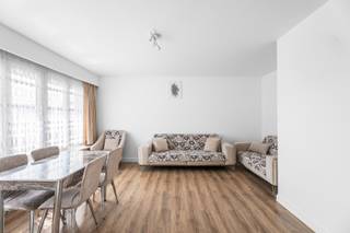Dit instapklare appartement is gelegen in het hart van de Bloemekenswijk, op wandelafstand van restaurants, winkels, scholen en openbaar vervoer, en op fietsafstand van het historische centrum van Gent. De bovengrondse parking Het Getouw bevindt zich om de hoek en er bevinden zich meerdere laadpalen voor het pand.<br /><br />Bij het betreden van de ruime inkomhal vindt u aan de straatzijde de lichtrijke woonkamer, die aansluit op de keuken. Verder beschikt het appartement over een badkamer en een toilet. Aan de achterzijde van het pand bevinden zich twee slaapkamers met toegang tot het balkon.<br /><br />Dankzij de uitstekende bereikbaarheid (Mobiscore 8,9/10) en de centrale ligging is dit appartement zowel ideaal als gezinswoning als een interessante investering met sterke verhuurpotentie.<br /><br />Interesse? Neem gerust contact op via Info@oko.immo of 0484 14 96 86.