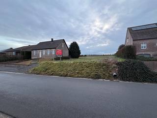 Deze uitzonderlijke bouwgrond, gelegen aan de Langstraat ter hoogte van huisnummer 51 in Velm, biedt een unieke kans om uw droomwoning te...