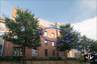 <strong>Dit appartement is beschikbaar vanaf 1 oktober 2026!<br />Vaste kosten: € 80,00 per maand <br />Bewoners parkeren is hier van toepassing! </strong><br /><br />Op zoek naar een stijlvolle en energiezuinige woonst op een uitstekende locatie? Dan is dit 1-slaapkamerappartement in residentie Docksite absoluut een bezoek waard.<br /><br />Gelegen in het gezellige Ankerpad, een rustige zijstraat van het bruisende Quartier Bleu, geniet je hier van een uitzonderlijke ligging. Winkels, Delhaize, scholen, openbaar vervoer en de prachtig vernieuwde Kanaalkom bevinden zich op wandelafstand. Een omgeving waar je elke dag opnieuw dat heerlijke vakantiegevoel ervaart.<br /><br />Het appartement bevindt zich op de tweede verdieping en werd kwalitatief afgewerkt met oog voor comfort en duurzaamheid. De lichtrijke leefruimte met open keuken vormt het hart van de woning. Verder beschikt het appartement over een praktische berging/wasplaats, één volwaardige slaapkamer en een moderne badkamer met inloopdouche, toilet en wastafel.<br /><br />Dankzij de doordachte indeling is deze woonst compact, functioneel én bijzonder onderhoudsvriendelijk.<br /><br />Ook op technisch vlak scoort dit appartement uitstekend. Met een EPC-label A, vloerverwarming in combinatie met een warmtepomp en een ventilatiesysteem D geniet je van een energiezuinige en toekomstgerichte woonervaring<br /><br /><strong>Word jij de bewoner van dit prachtig appartement? Surf naar www.vdv-vanderveken.be, kies bij “TE HUUR” voor dit pand en vul de kandidatenfiche in (klik in het gouden balkje op “Ik wil dit pand graag huren!”). Wij contacteren je voor een afspraak! </strong>