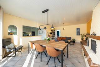 <h2><span>Ruim en instapklaar appartement met 2 slaapkamers, terras en garagebox in Hemiksem</span></h2><p><span>Dit ruime en instapklare appartement is gelegen op de tweede verdieping, bereikbaar met de trap en bevindt zich op een aangename en goed bereikbare locatie in Hemiksem. De ligging is bovendien bijzonder interessant voor wie zich graag vlot verplaatst. De waterbus en de overzet naar Antwerpen bevinden zich op wandelafstand, waardoor u op een aangename en filevrije manier richting Antwerpen kunt reizen. Daarnaast zijn winkels, scholen, openbaar vervoer en andere dagelijkse voorzieningen vlot bereikbaar. </span></p><p><span>Aangezien het appartement zich op de hoogste, tweede verdieping bevindt en het bovendien het enige appartement op deze verdieping is, beschikt u hier in de gemeenschappelijke hal over extra opbergruimte. Zo is er een praktische ingemaakte kast voorzien, ideaal voor het opbergen van jassen, schoenen en andere spullen. Via de ruime inkomhal van het appartement krijgt u toegang tot alle ruimtes.</span></p><p><span>De ruime en lichtrijke leefruimte is voorzien van een tegelvloer en loopt naadloos over in de keuken. De ruime keuken werd volledig vernieuwd in 2025 en is voorzien van alle nodige toestellen. Zo beschikt deze over een oven, combi-microgolfoven, koelkast, afzonderlijke diepvries, vaatwasser, spoelbak en een extra grote inductiekookplaat. Daarnaast is er voldoende opbergruimte voorzien. </span></p><p><span>Het appartement beschikt over twee ruime slaapkamers van circa 20 m² en 14 m². De grootste slaapkamer biedt rechtstreeks toegang tot het terras, dat zich achteraan het appartement bevindt en een aangename buitenruimte vormt.</span></p><p><span>Verder is er een vernieuwde badkamer, uitgerust met een inloopdouche, wastafel en tweede toilet. Ook het afzonderlijke toilet in de inkomhal werd vernieuwd.</span></p><p><span>Op technisch vlak beschikt het appartement over dubbele beglazing, vliegenramen en een condensatieketel die vernieuwd werd in 2025, dit zorgt dat het appartement een goede EPC-score heeft. Aan de achterzijde zijn de ramen van de slaapkamers voorzien van rolluiken en aan de voorzijde zijn zonnescreens aanwezig, wat zorgt voor extra comfort en privacy.</span></p><p><span>Achter het gebouw vindt u bovendien nog een garagebox. Aan de overzijde van de straat is er parkeergelegenheid, wat het parkeren voor bewoners en bezoekers extra gemakkelijk maakt.</span></p><p><span>Een bijkomende troef zijn de zeer lage gemeenschappelijke kosten (€10/maand), dit doordat alle nutsvoorzieningen van aparte meters zijn voorzien. Dit appartement combineert ruimte, comfort, een vernieuwde keuken en badkamer, een terras en een garagebox met een uitstekende bereikbaarheid. Een interessante opportuniteit voor wie op zoek is naar een ruim en instapklaar appartement in Hemiksem.</span></p><p><span> </span></p><p><span>Plan je graag een bezoek? 0492/39.16.32 (Jelle) | info@immomk.be - ook voor een correcte waardebepaling kan u bij ons terecht.</span><span> </span></p><p><span> </span></p>