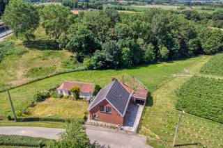 Maison dans un emplacement privilégié à Heuvelland avec de belles vues. Cette maison à démolir ou à rénover est située dans un endroit idyllique près du Scherpenberg et du Sulferberg. Située au calme à Zandberg 1 avec des vues uniques, cette propriété possède un potentiel incroyable.<br /><br />Le terrain fait 1 902 m² et est actuellement construit avec une maison, un garage et une dépendance. La partie restante est actuellement utilisée comme prairie. <br /><br />POINTS FORTS <br />Maison avec dépendance et prairie <br />Idéal comme terrain à bâtir <br />Magnifiquement situé<br /><br /><br /><br /><br />Le bien est proposé selon la formule Pre-sale. Le 05/09/2026 entre 10:00 et 12:00, vous pouvez visiter le terrain à a bâtir sur rendez-vous et faire une offre. Le prix affiché est un prix indicatif. Pour plus d'informations, veuillez contacter le responsable du dossier.<br /><br />Registre des mesures: non