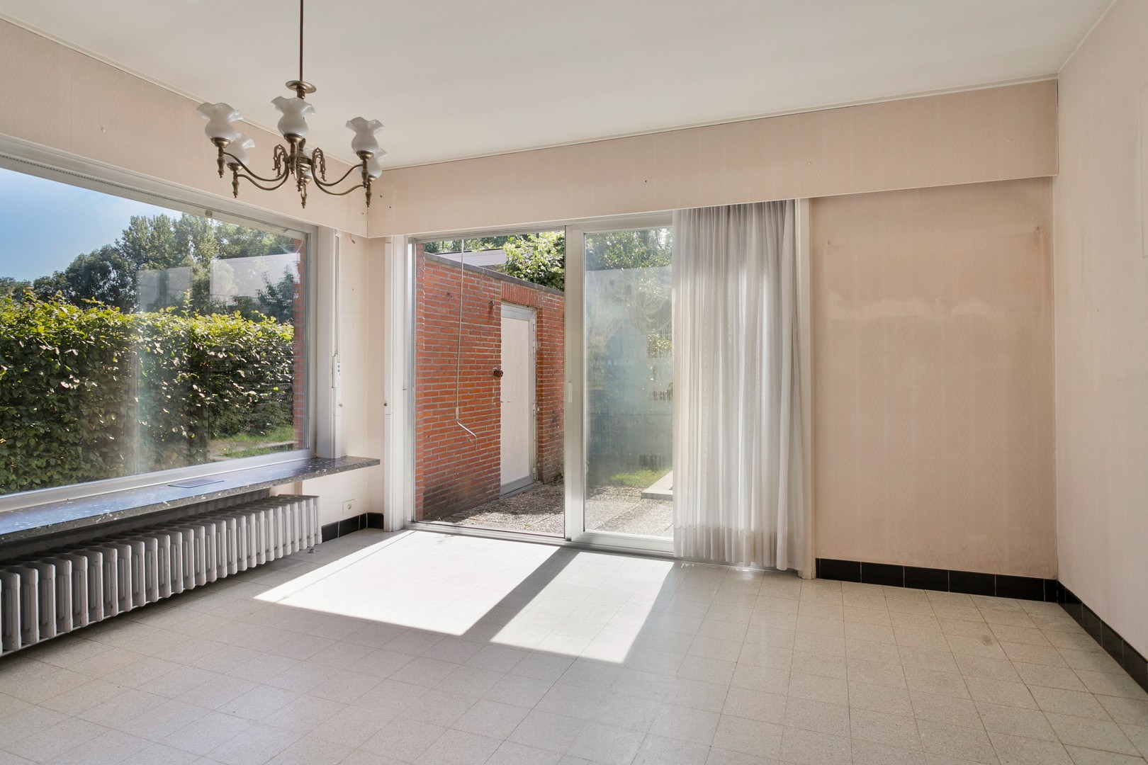 Ruime halfopen woning met 4 slaapkamers, garage en zuidwestgerichte tuin te Roeselare - foto 4